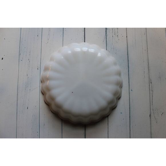 Milk Glass Platter - Picture 5 of 10